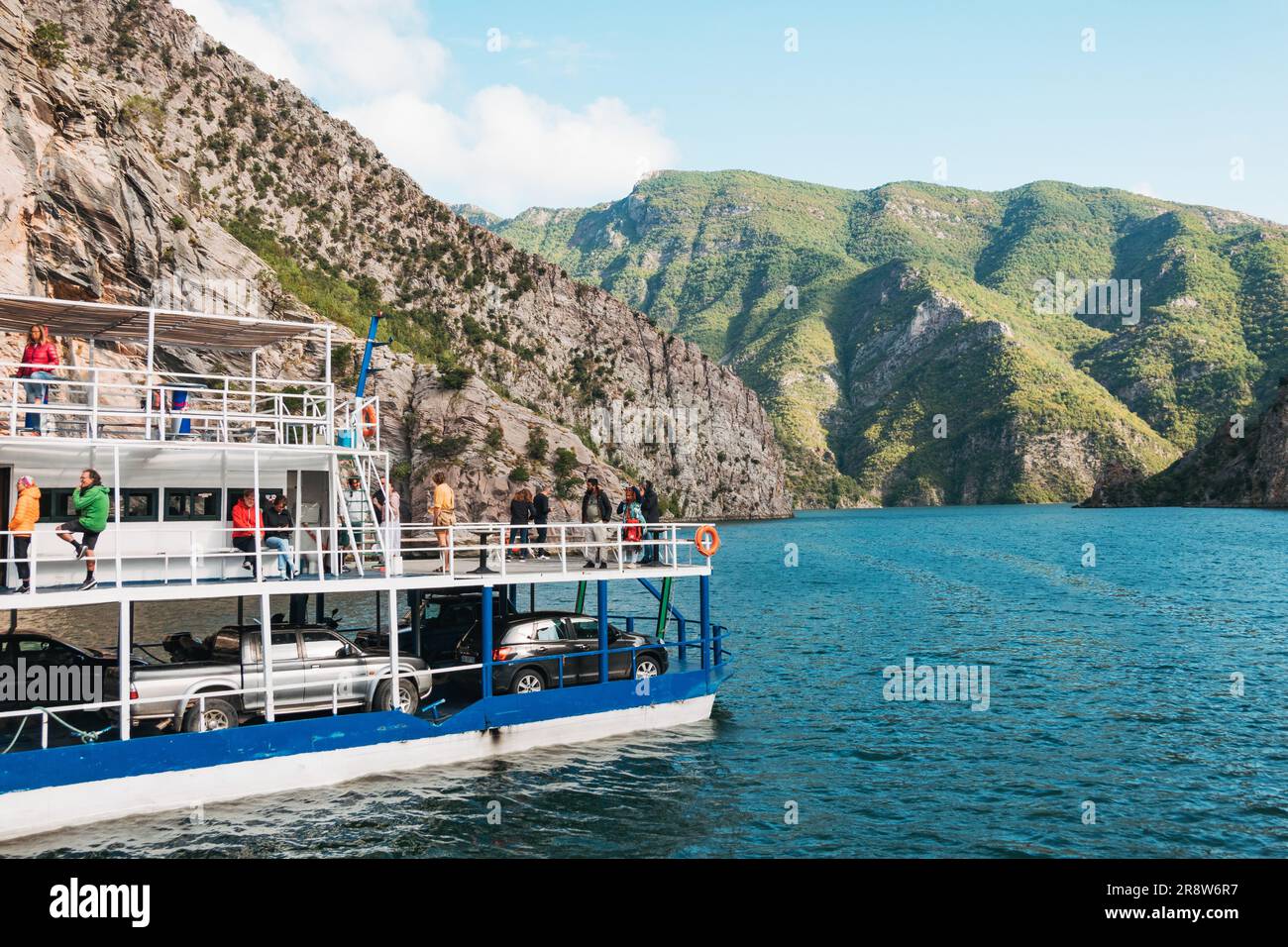 Un ferry transporte des véhicules et des passagers à travers le lac Koman, un grand réservoir construit sur la rivière Drin dans le nord de l'Albanie. Banque D'Images