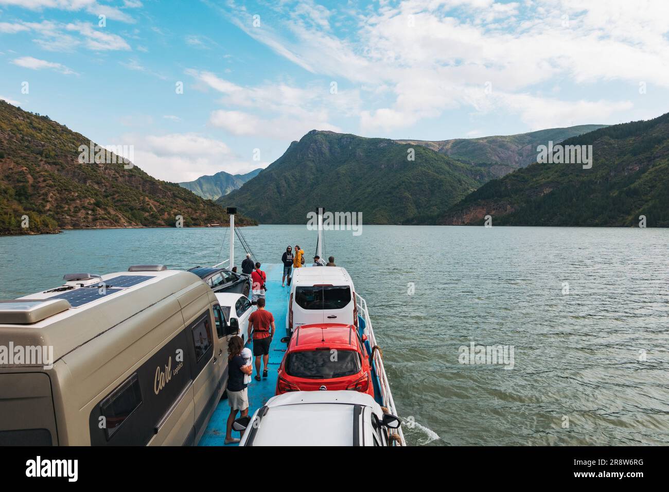 Un ferry transporte des véhicules et des passagers à travers le lac Koman, un grand réservoir construit sur la rivière Drin dans le nord de l'Albanie. Banque D'Images