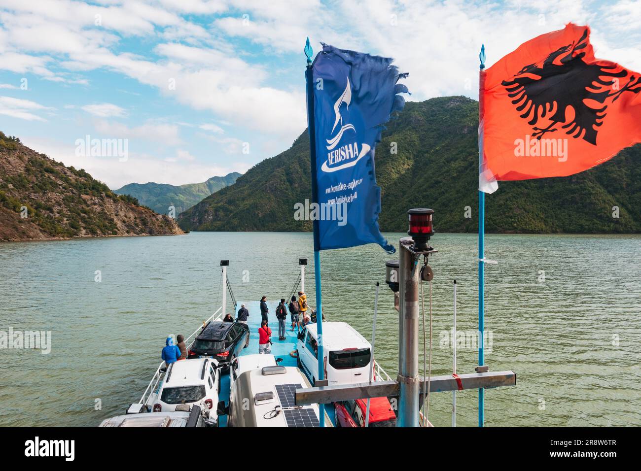 Un ferry transporte des véhicules et des passagers à travers le lac Koman, un grand réservoir construit sur la rivière Drin dans le nord de l'Albanie. Banque D'Images