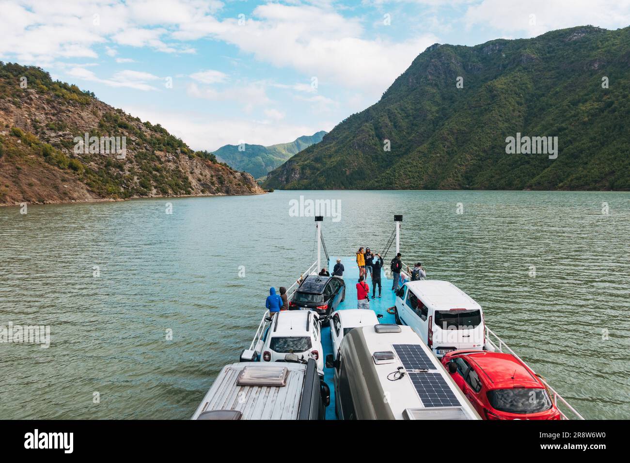 Un ferry transporte des véhicules et des passagers à travers le lac Koman, un grand réservoir construit sur la rivière Drin dans le nord de l'Albanie. Banque D'Images