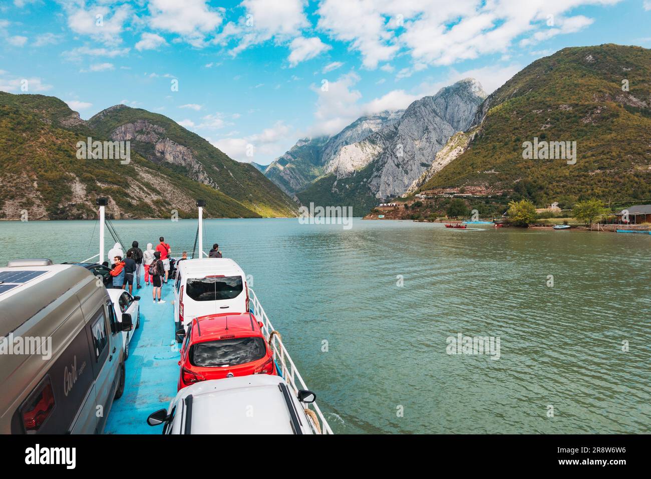 Un ferry transporte des véhicules et des passagers à travers le lac Koman, un grand réservoir construit sur la rivière Drin dans le nord de l'Albanie. Banque D'Images