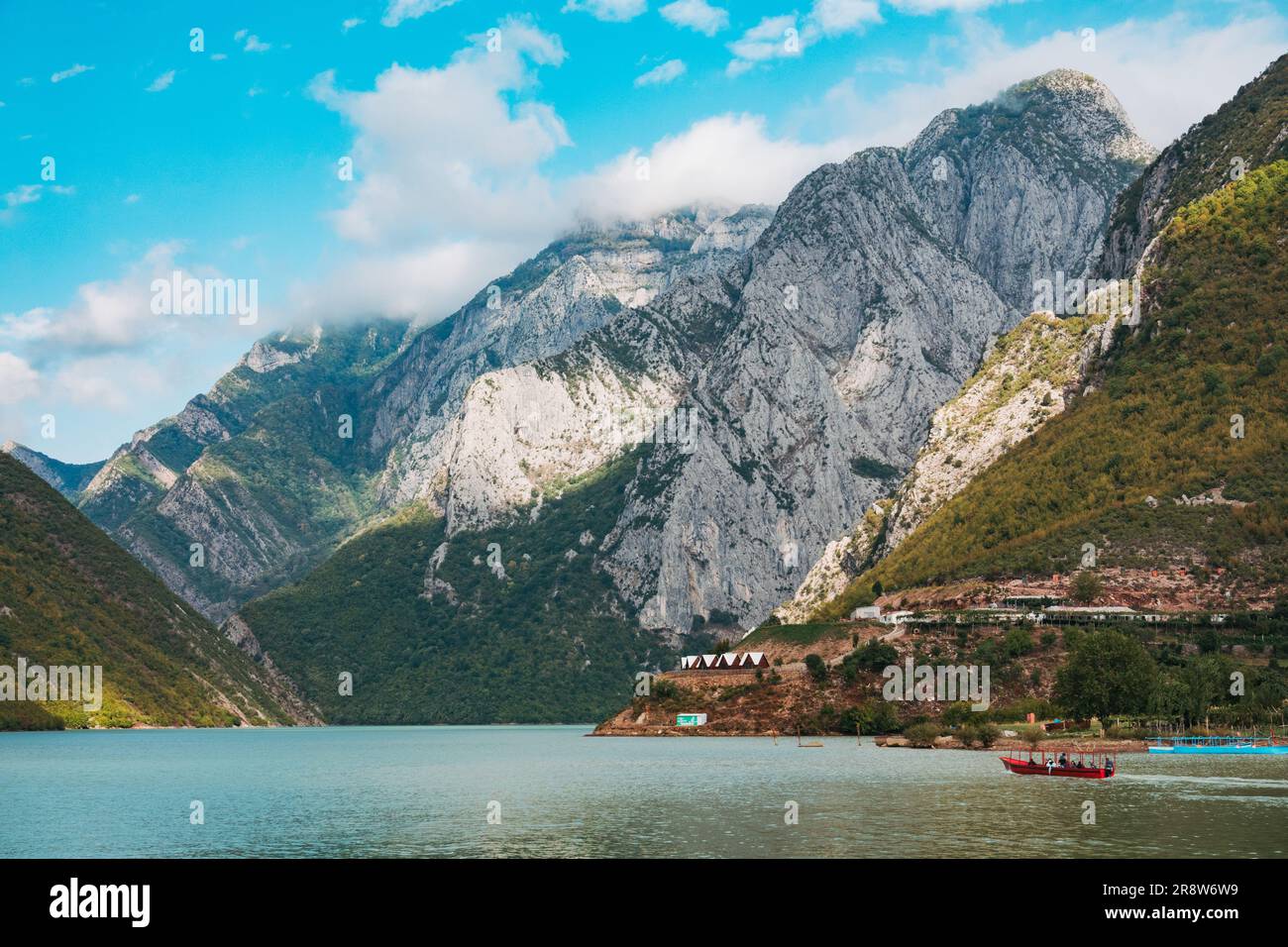 Les montagnes surplombent de petits villages sur les rives du lac Koman, un réservoir construit sur la rivière Drin dans le nord de l'Albanie Banque D'Images