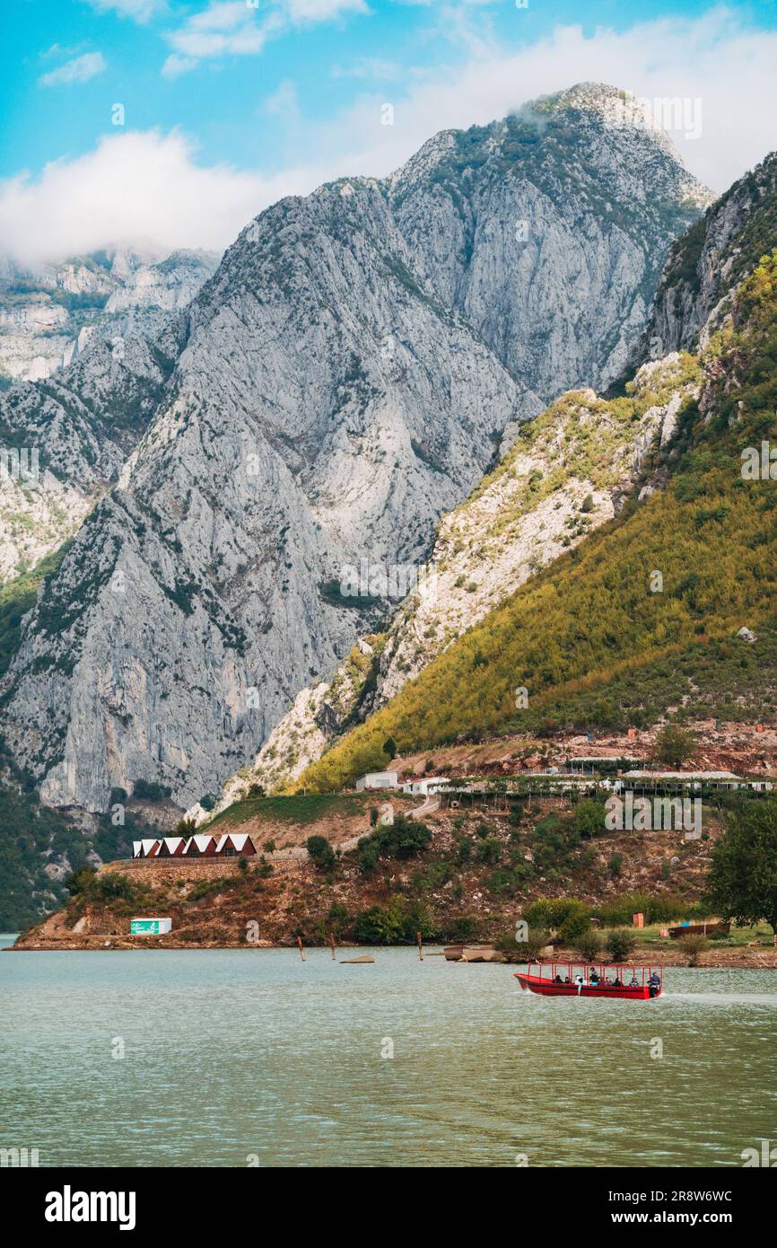 Les montagnes surplombent de petits villages sur les rives du lac Koman, un réservoir construit sur la rivière Drin dans le nord de l'Albanie Banque D'Images