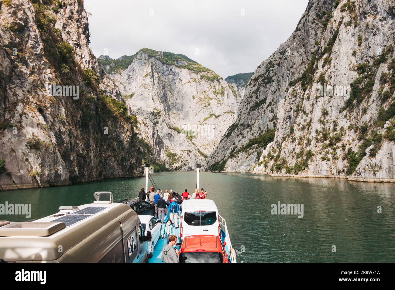 Le ferry du lac Komani navigue dans une gorge rocheuse avec une charge utile de personnes et de véhicules, sur le lac Koman, en Albanie Banque D'Images