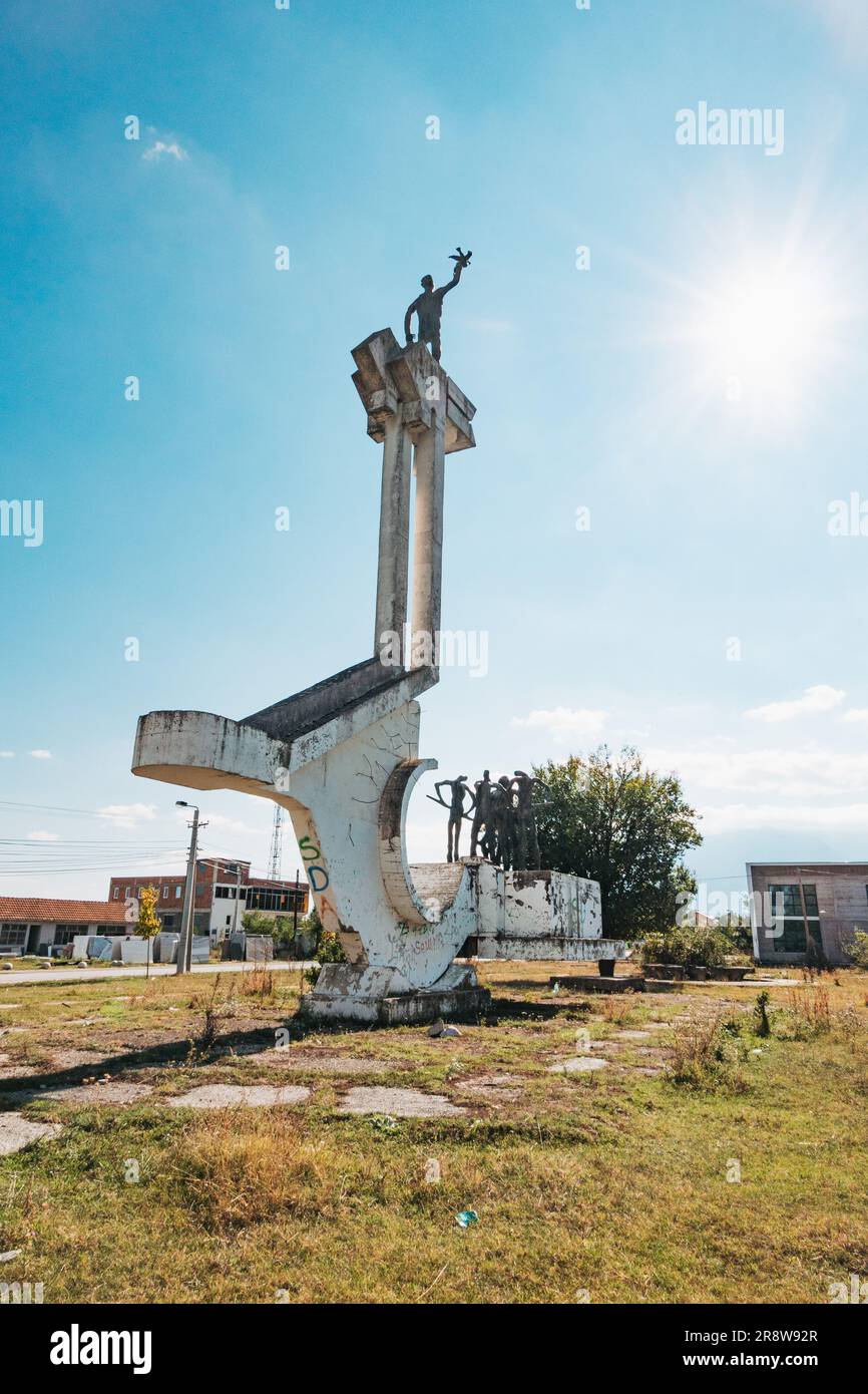 Une spomenik négligée – une ère communiste yougoslave momument aux combattants tombés au combat de la Seconde Guerre mondiale – aujourd’hui dans la ville de Vitomirica, au Kosovo Banque D'Images