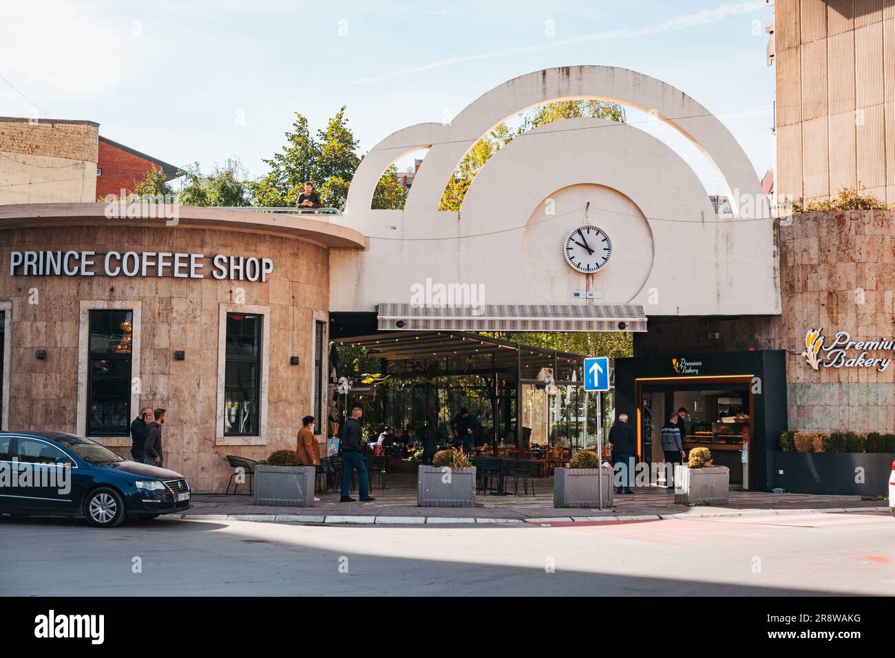 Un café Prince à l'entrée d'un centre commercial à Pristina, Kosovo Banque D'Images