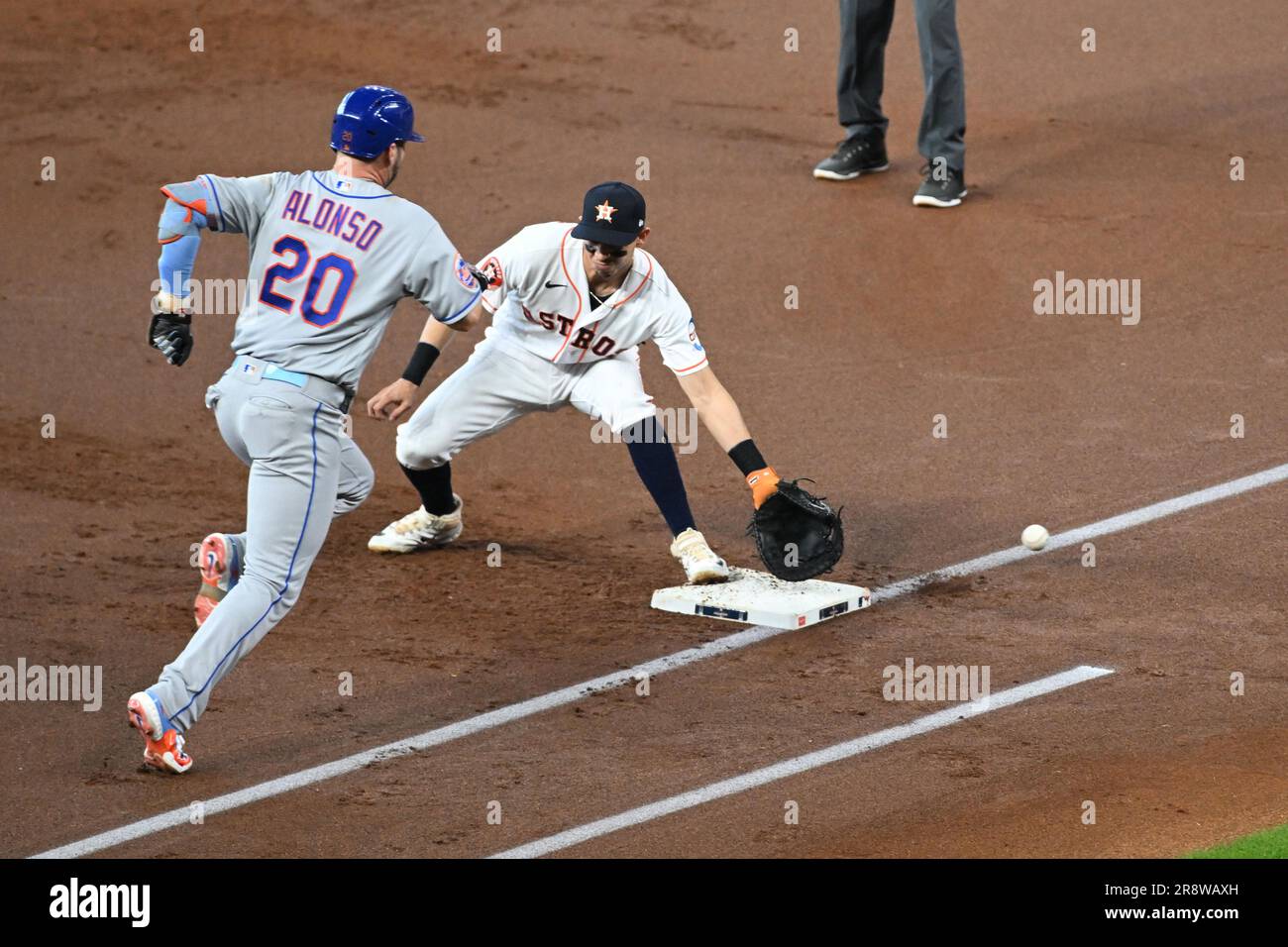 Le premier baseman de New York mets PETE ALONSO (20) est au début pour courir à l'intérieur de la ligne de base et interférer avec le lancer comme Houston Astros premier ba Banque D'Images