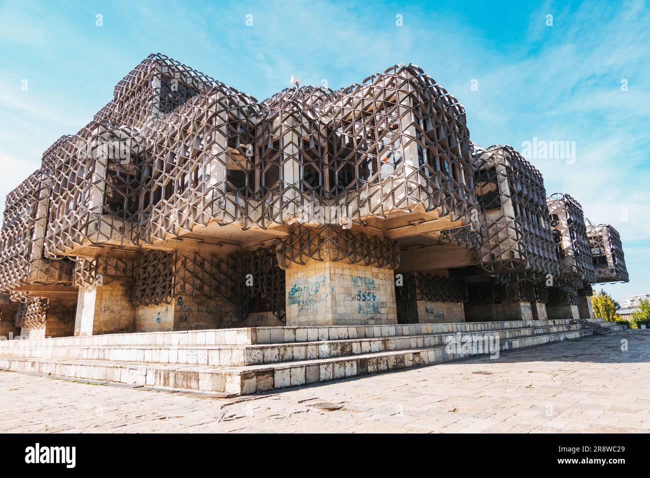 Une couche métallique en forme de cage à l'extérieur de la Bibliothèque nationale du Kosovo, à Pristina, conçue de manière controversée Banque D'Images