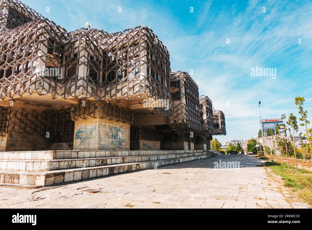 Une couche métallique en forme de cage à l'extérieur de la Bibliothèque nationale du Kosovo, à Pristina, conçue de manière controversée Banque D'Images