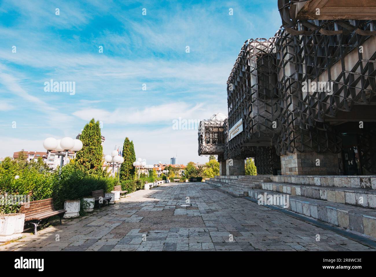 Bibliothèque nationale du Kosovo. Ouvert en 1982 dans un bâtiment de conception controversée, dit être une combinaison de style byzantin, islamique et métabolique Banque D'Images