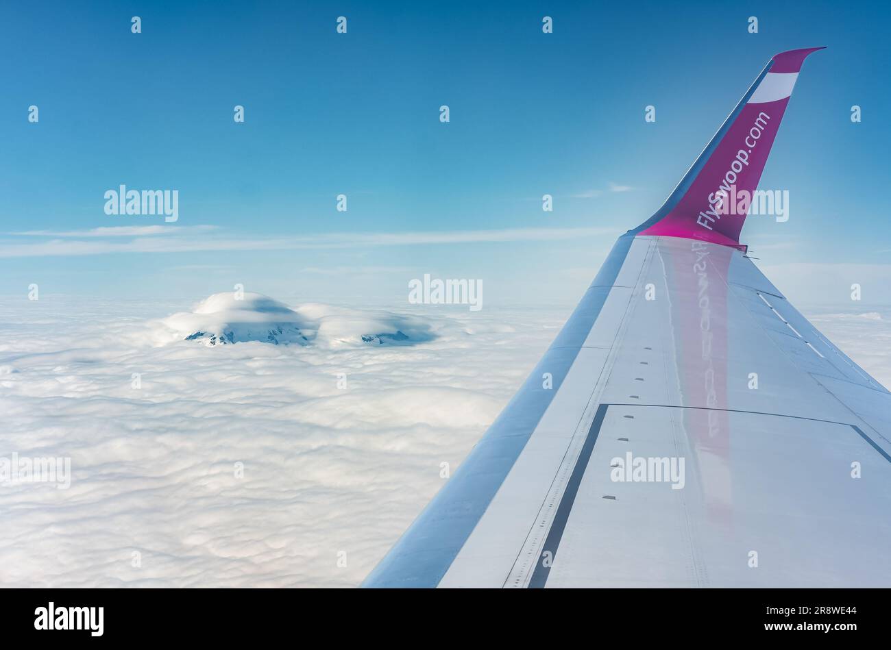 Photo de l'aile d'avion contre le ciel bleu, flyinig au-dessus des nuages. Un coup de Boeing 737-800 peu après le décollage de l'aéroport international de Toronto Banque D'Images
