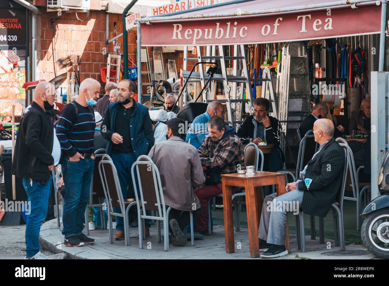 Un groupe d’hommes se rassemble pour prendre le thé de l’après-midi devant Republic of Tea, un salon de thé à Pristina, au Kosovo Banque D'Images
