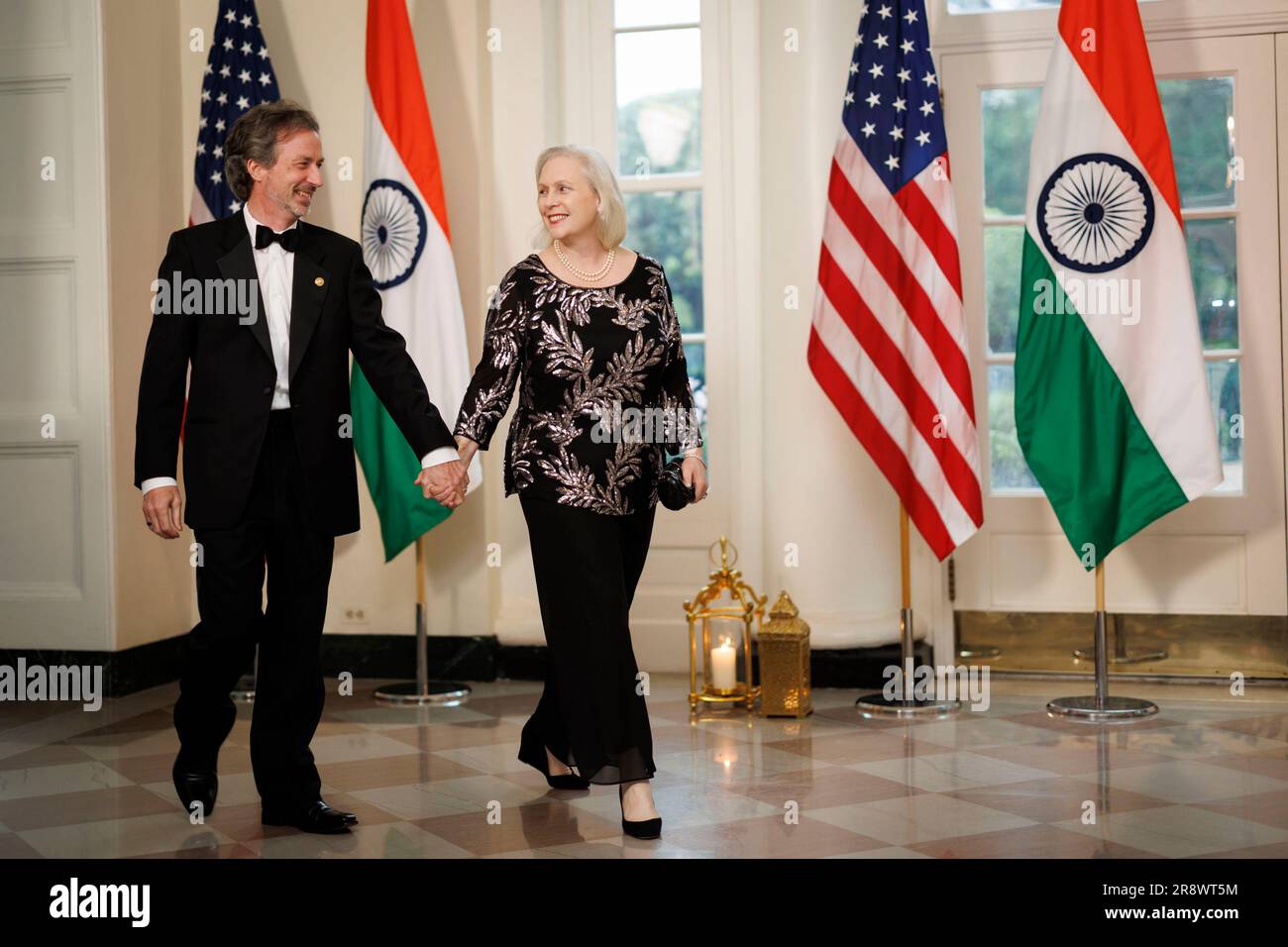 Washington, États-Unis. 22nd juin 2023. Le sénateur Kirsten Gilliband, un démocrate de New York, à droite, et Jonathan Gilliband arrivent à un dîner d'État en l'honneur du Premier ministre indien Narendra Modi, organisé jeudi par le président américain Joe Biden et la première dame Jill Biden à la Maison Blanche à Washington, DC, 22 juin 2023. Biden et Modi ont annoncé une série d'accords commerciaux et de défense visant à améliorer les liens militaires et économiques entre leurs nations lors d'une visite d'État à la Maison Blanche aujourd'hui. Photo par Ting Shen/UPI crédit: UPI/Alay Live News Banque D'Images