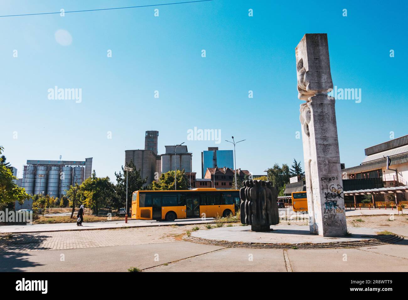 Monument aux combattants tombés au combat de la Seconde Guerre mondiale, sculpture blanche en forme de poteau à Kosovo Polje, une ville satellite de Pristina, Kosovo Banque D'Images