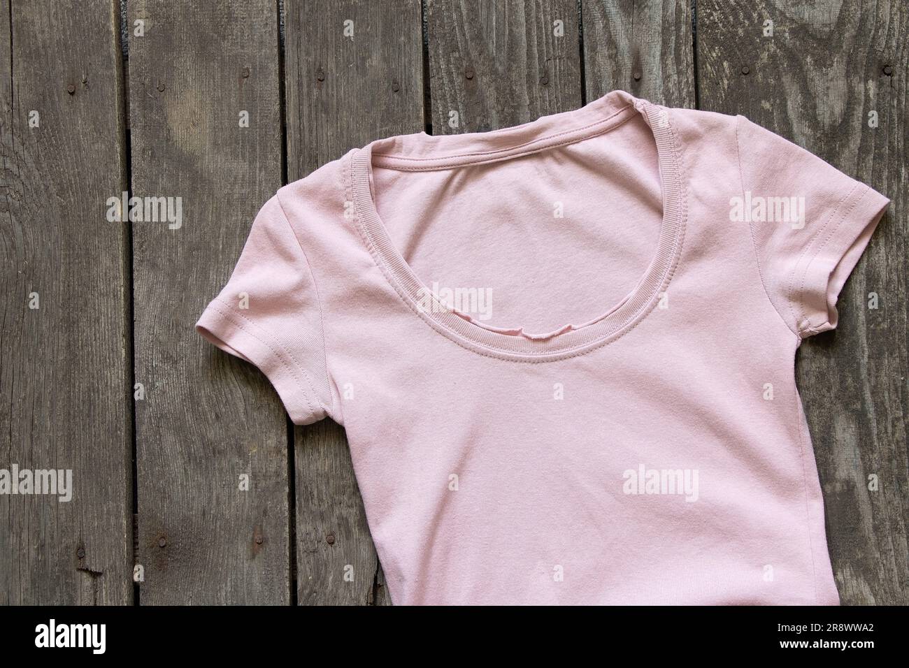 t-shirt femme rose plat sur fond brun rustique, vêtements pour femmes, mode Banque D'Images