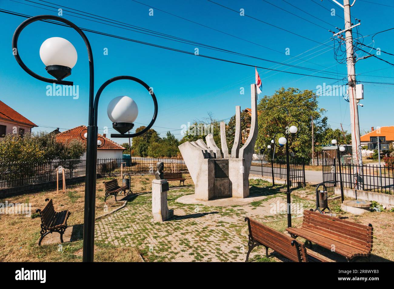 Une spomenik en béton à Livaxhë, un village du Kosovo, pour honorer les combattants qui ont péri pendant la Seconde Guerre mondiale Banque D'Images