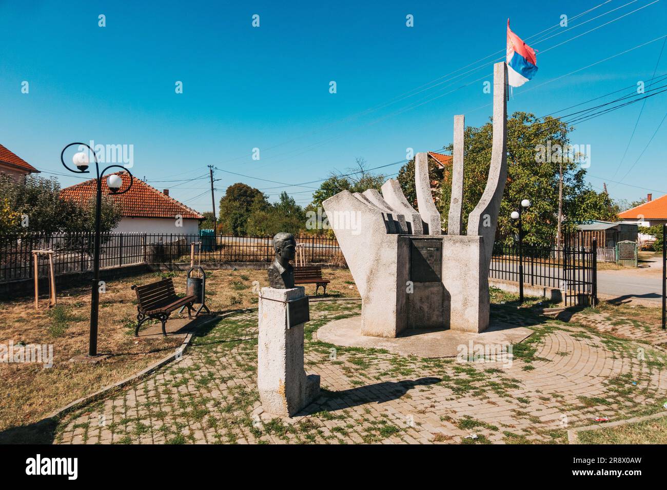 Une spomenik en béton à Livaxhë, un village du Kosovo, pour honorer les combattants qui ont péri pendant la Seconde Guerre mondiale Banque D'Images