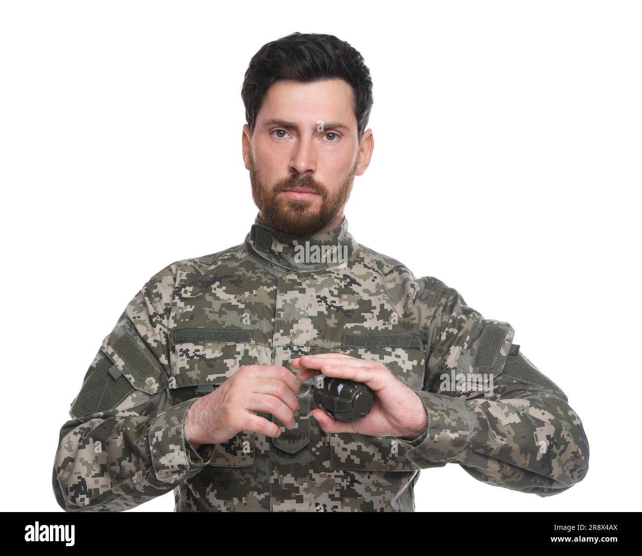 Soldat tirant la goupille de sécurité hors de la grenade à main sur fond blanc. Service militaire Banque D'Images