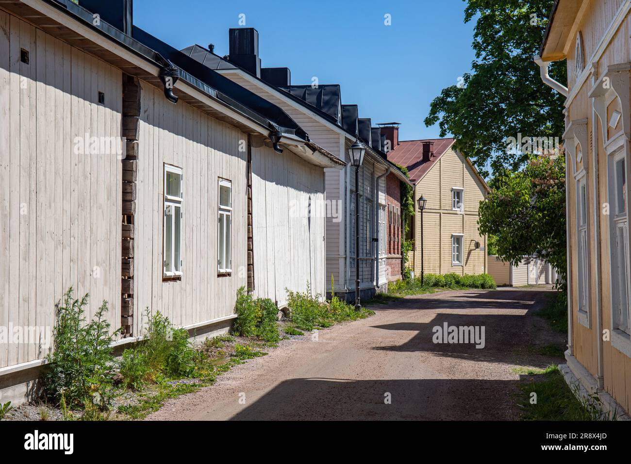 Étroite Eteläinen vue sur Rantakatu ou Södra Strandgatan avec de vieilles maisons en bois à Barckens Udde, la vieille ville de Tammisaari, Finlande Banque D'Images