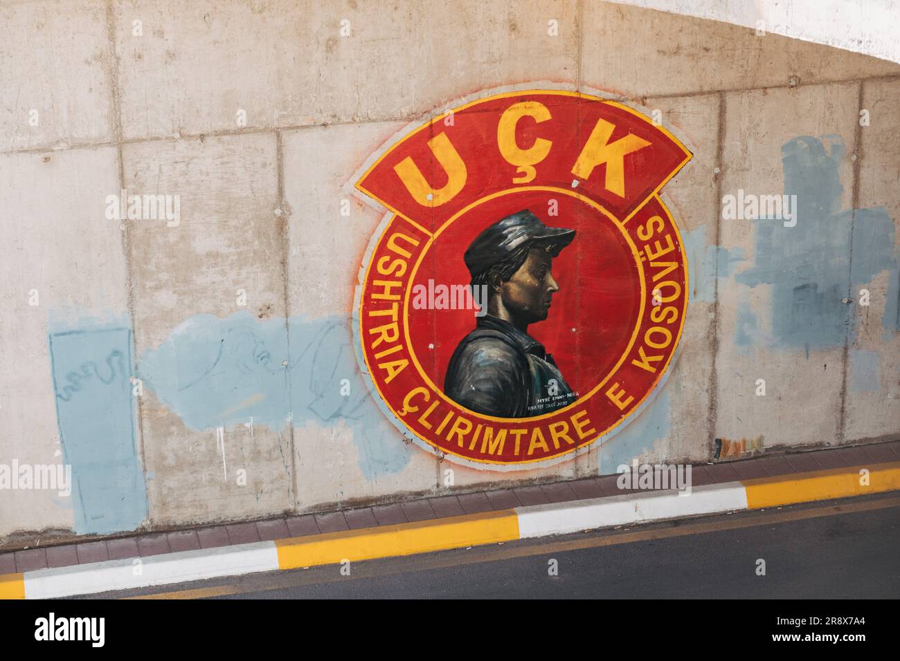 L'enseigne de l'Armée de libération du Kosovo, peinte sur un mur d'autoroute dans la ville de Ferizaj, au Kosovo Banque D'Images