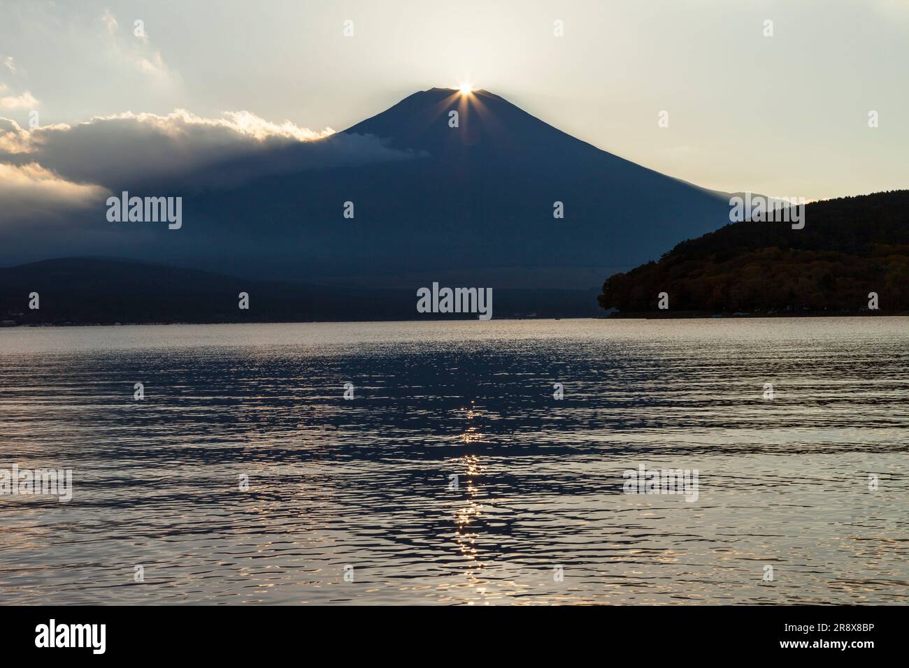 Diamon Fuji et le lac Yamanaka Banque D'Images
