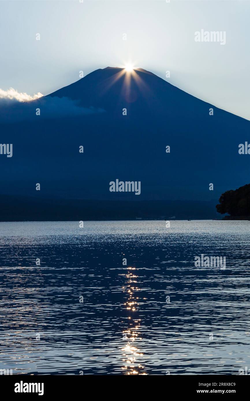 Diamon Fuji et le lac Yamanaka Banque D'Images