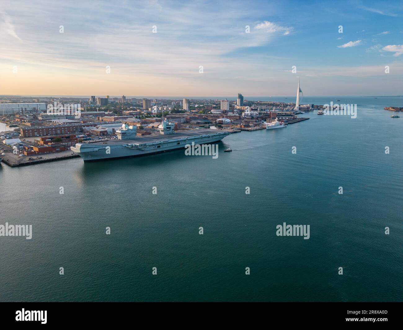 Vue aérienne du port de Portsmouth avec le HMS Queen Elizabeth Banque D'Images