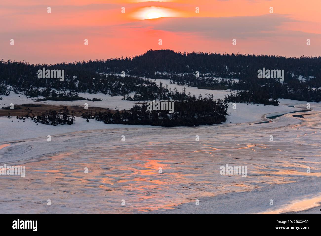 Marais de Hachimanuma avec neige persistante le matin Banque D'Images