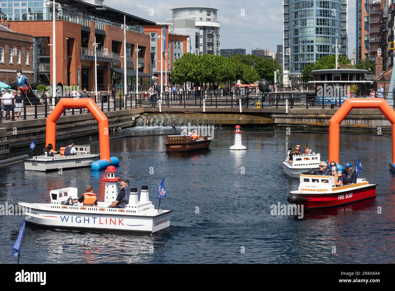 Promenades en bateau en famille sur le canal à Gunwharf Quays, une attraction populaire de Portsmouth, Hampshire, Angleterre, Royaume-Uni Banque D'Images