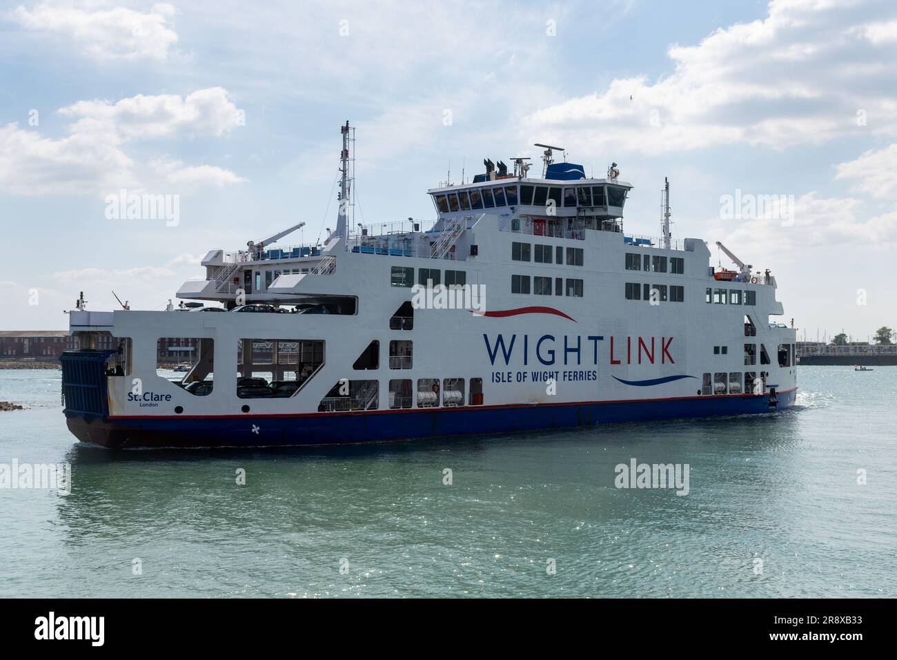 Ferry pour voitures et passagers Wightlink approchant le port de Portsmouth, ferry opérant entre l'île de Wight et Portsmouth, Hampshire, Angleterre, Royaume-Uni Banque D'Images