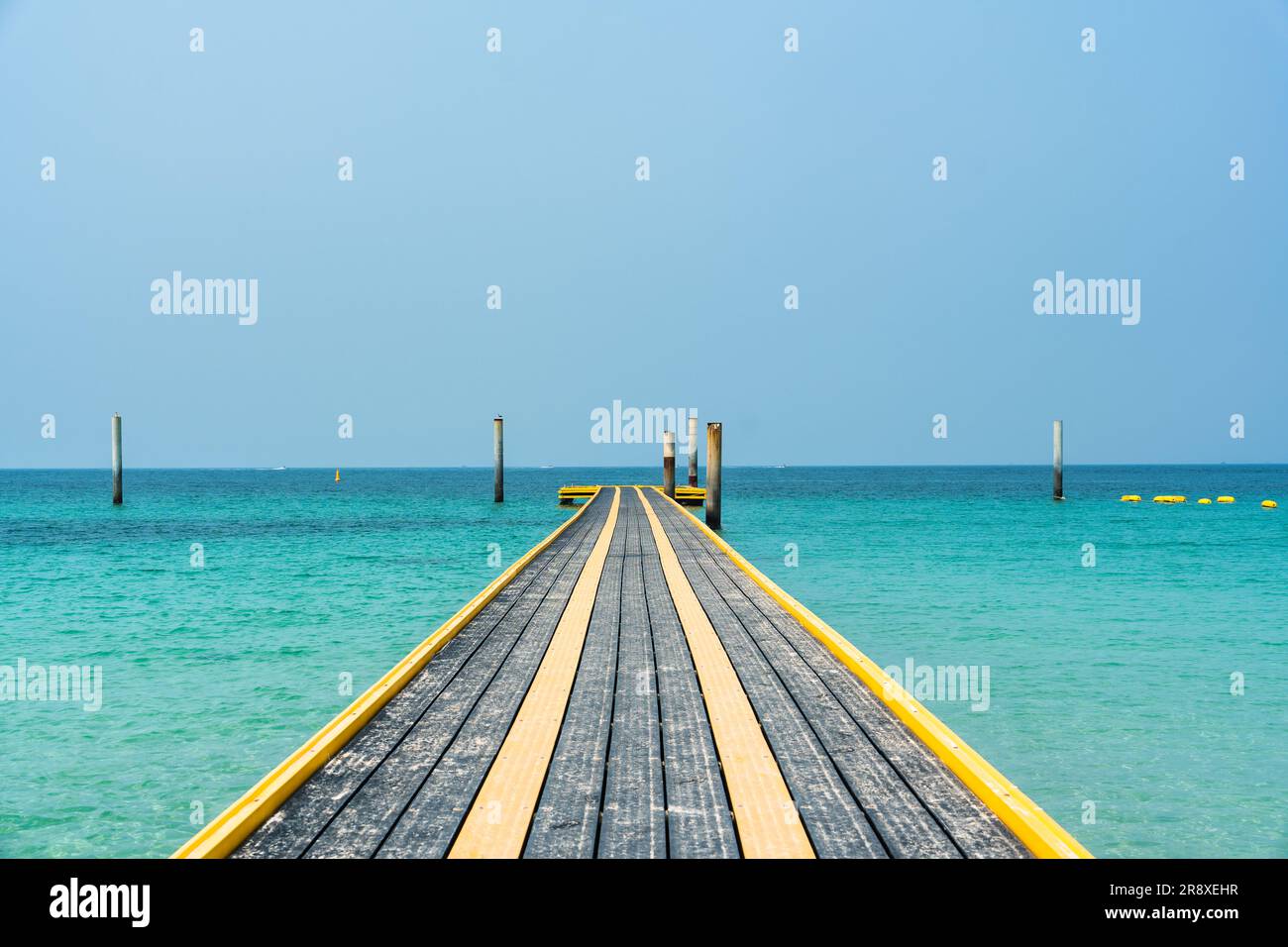 Promenade en ponton flottant avec pilier sur la mer tropicale en été Banque D'Images