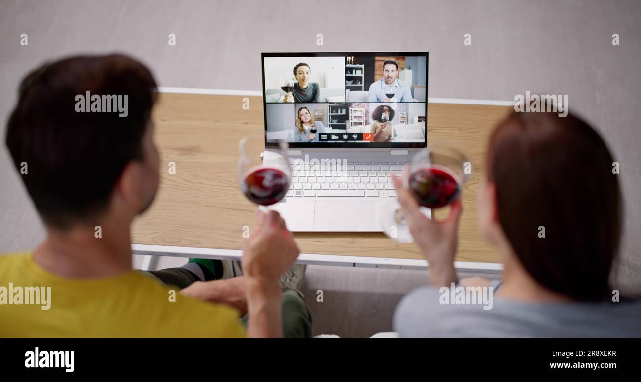 Dîner-dégustation de vin virtuel en ligne sur ordinateur portable Banque D'Images
