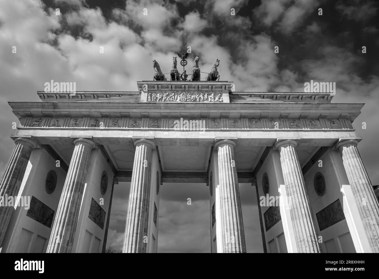 Berlin, Allemagne - 18 avril 2023 : vue sur la porte de Brandebourg ou la porte de Brandebourg à Berlin Allemagne en noir et blanc Banque D'Images
