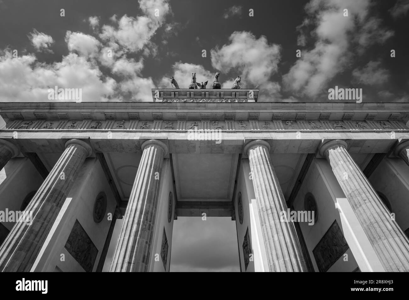 Berlin, Allemagne - 18 avril 2023 : vue sur la porte de Brandebourg ou la porte de Brandebourg à Berlin Allemagne en noir et blanc Banque D'Images