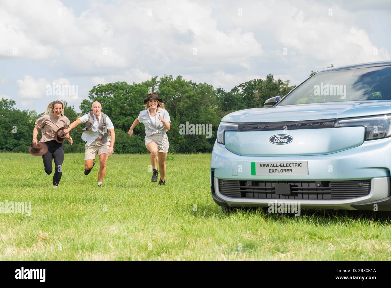 USAGE ÉDITORIAL SEULEMENT (de gauche à droite) l'athlète Parkour, Lynn Jung, joueur de rugby anglais, Heather Fisher et activiste de l'environnement, Catherine Capon lancent un nouveau défi Indiana Jones et The Dial of Destiny, en partenariat avec Disney et Lucasfilm, Ce qui les verra suivre des indices cryptiques et des défis complets pendant une course de deux jours pour suivre le tout nouveau Ford Explorer entièrement électrique. Date de publication : vendredi 23 juin 2023. Banque D'Images