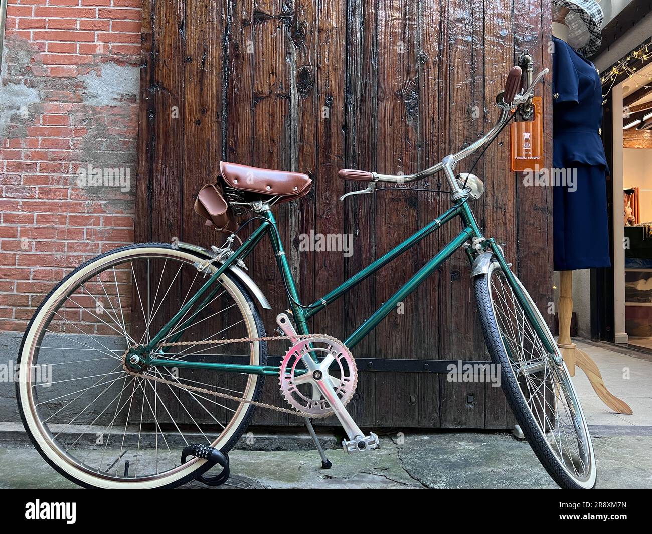 Ce vélo de style vintage est doté d'une selle en cuir marron classique, de poignées de guidon et d'un siège confortable pour les manèges prolongés Banque D'Images