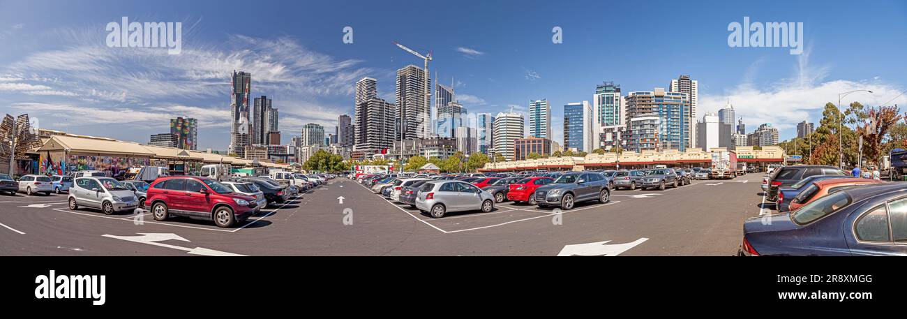 Vue panoramique de Melbourne prise depuis le parking animé en face du centre commercial pendant la journée Banque D'Images