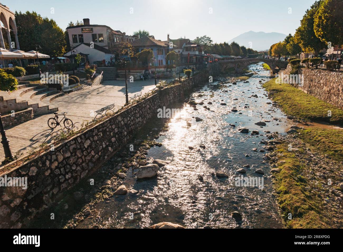 Le soleil de l'après-midi se reflète sur la rivière Prizren Bistrica dans la ville de Prizren, au Kosovo Banque D'Images