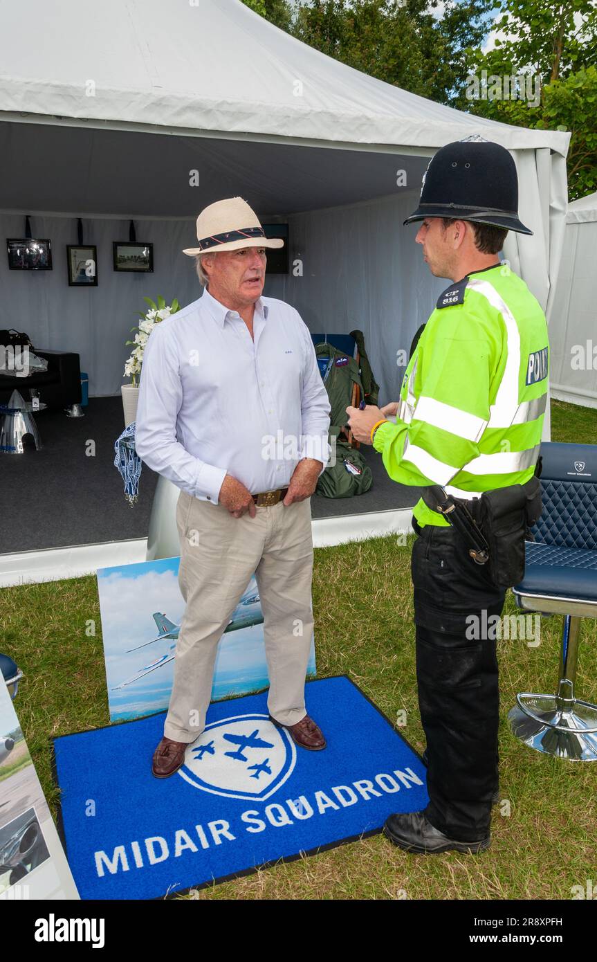 Michael Davis, MD de Midair Aviation, ayant été « arrêté » avec humour après que son avion Hunter a survolé la vitesse la plus rapide sur la piste de montée de colline de Goodwood Banque D'Images