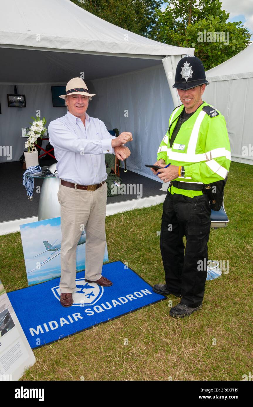 Michael Davis, MD de Midair Aviation, ayant été « arrêté » avec humour après que son avion Hunter a survolé la vitesse la plus rapide sur la piste de montée de colline de Goodwood Banque D'Images