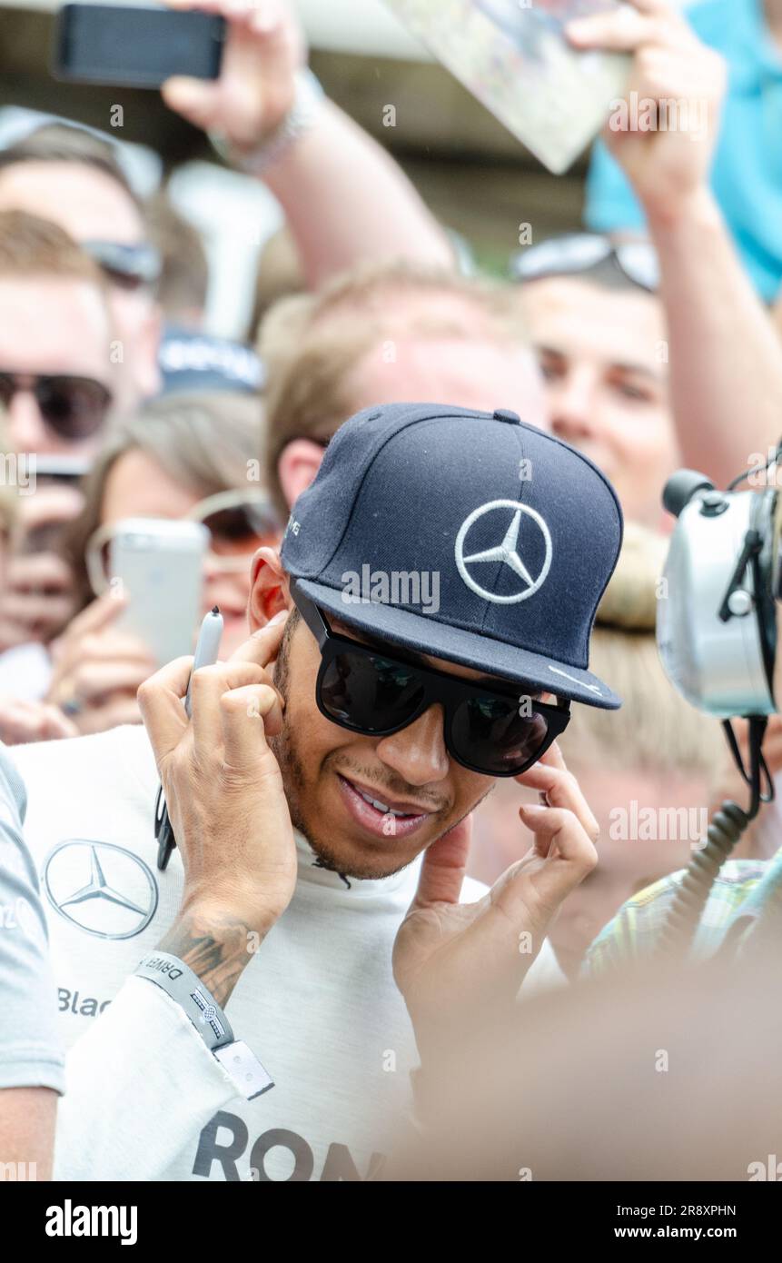 Lewis Hamilton, pilote du Grand Prix de Formule 1 de Mercedes à l'événement Noisy Goodwood Festival of Speed Motorsport. Entouré de chasseurs d'autographes Banque D'Images