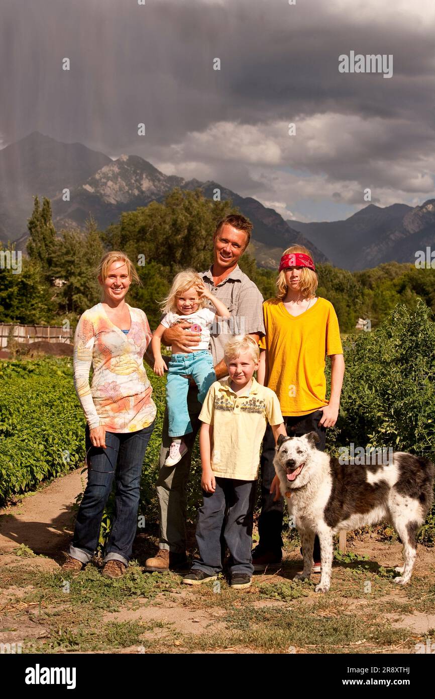Les propriétaires familiaux d'un jardin biologique local et leurs enfants dans leur exploitation agricole à Sandy Utah. Banque D'Images Les propriétaires familiaux d'un jardin biologique local et leurs enfants dans leur exploitation agricole à Sandy Utah. Banque D'Images