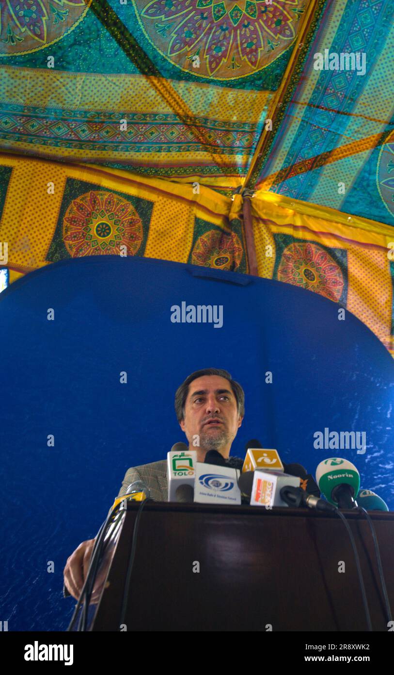 Un candidat présidentiel s'adresse aux journalistes nationaux et internationaux lors d'une conférence de presse au siège de sa campagne à Kaboul. Banque D'Images