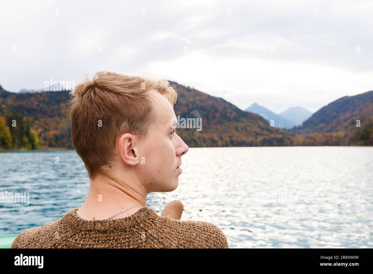 Jeune homme en vacances près d'un lac alpin en Autriche Banque D'Images