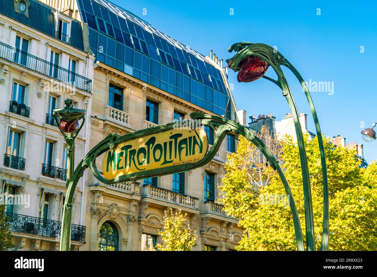 Panneau de métro historique d'entrée Art déco à Paris, France Banque D'Images