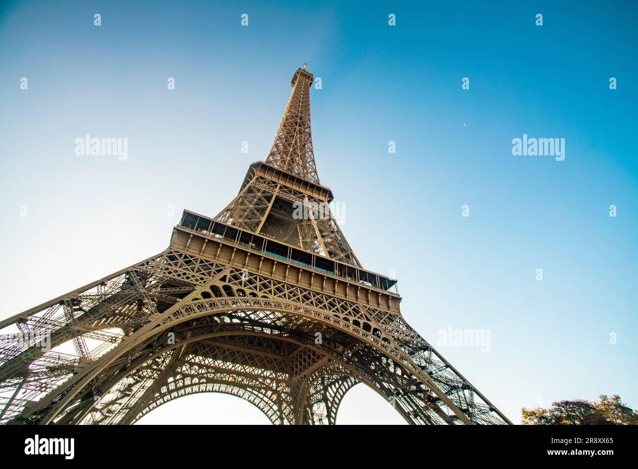 Vue sur la tour Eiffel avec ciel bleu, Paris, France Banque D'Images