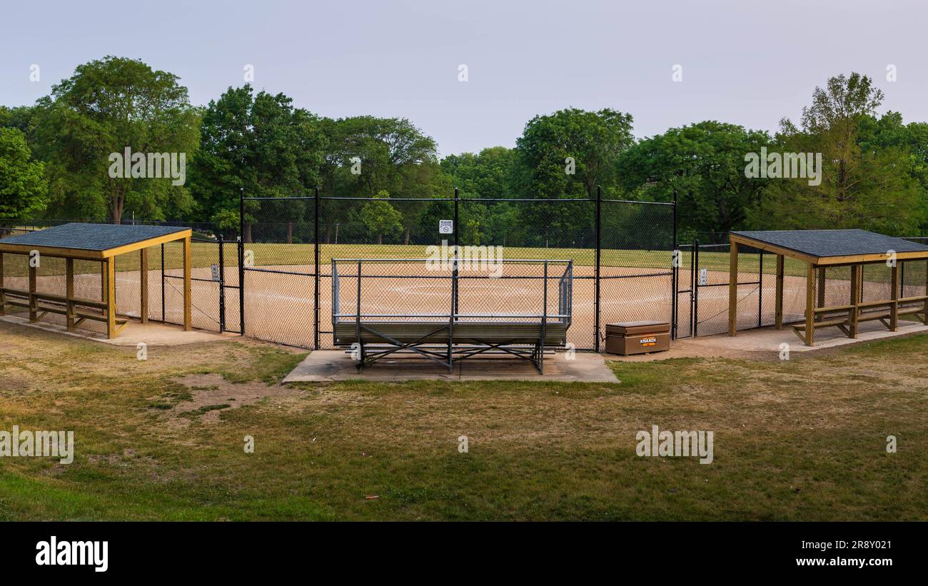 un diamant de softball dans un parc de la ville en début de matinée Banque D'Images