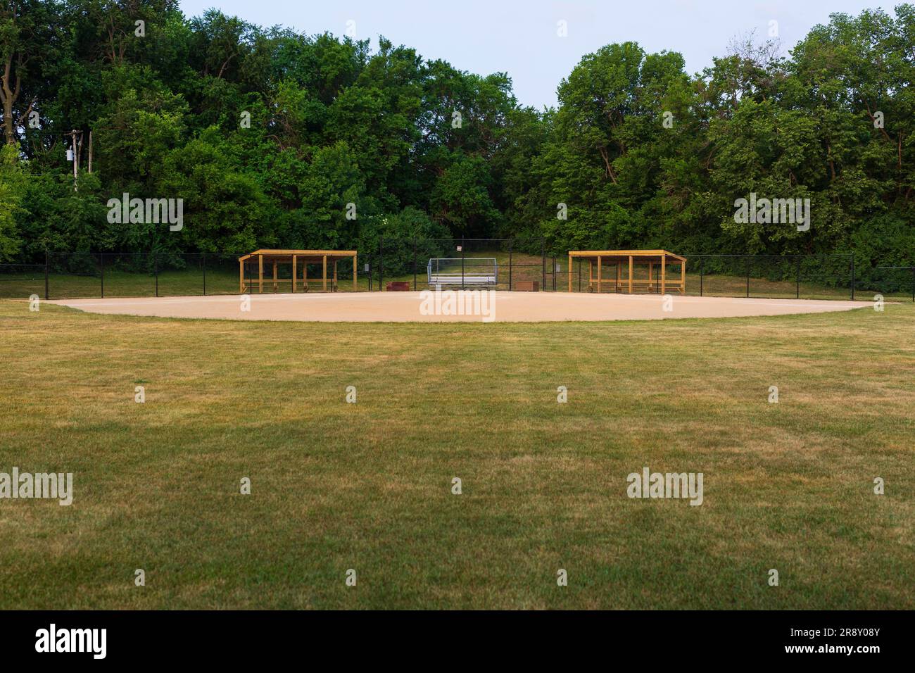 un diamant de softball dans un parc de la ville en début de matinée Banque D'Images