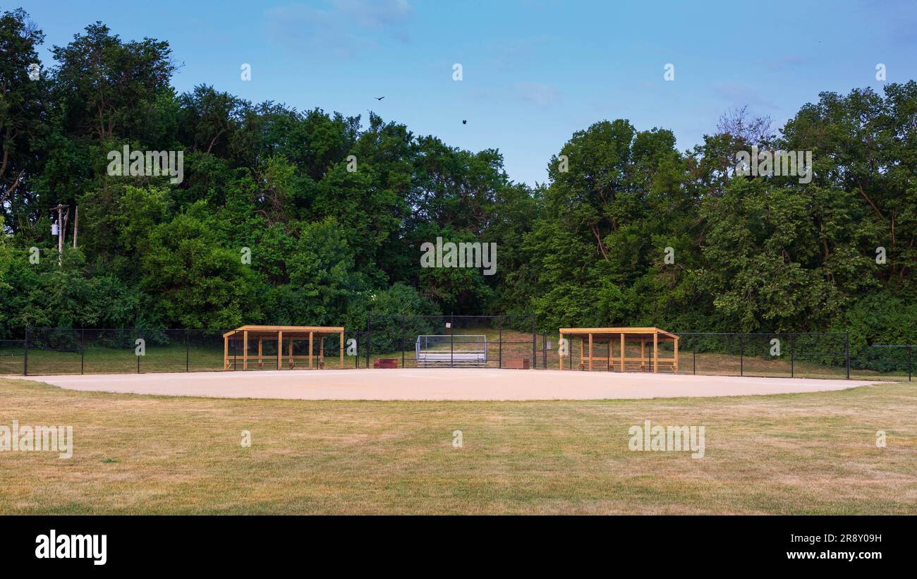 un diamant de softball dans un parc de la ville en début de matinée Banque D'Images