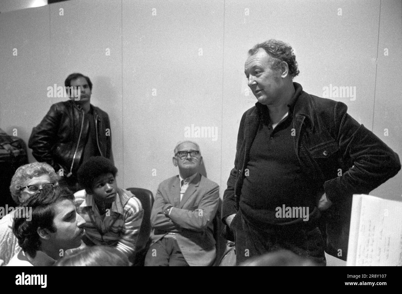 Freddie Laker a lancé Skytrain, le vol inaugural a eu lieu parmi beaucoup de battage médiatique le 26 septembre 1977. Il s'agissait d'un service quotidien à petit prix entre Londres Gatwick et JFK à New York. Freddie Laker parle au passager au milieu de la nuit qui font la queue pour acheter des billets. 1970S UK HOMER SYKES Banque D'Images